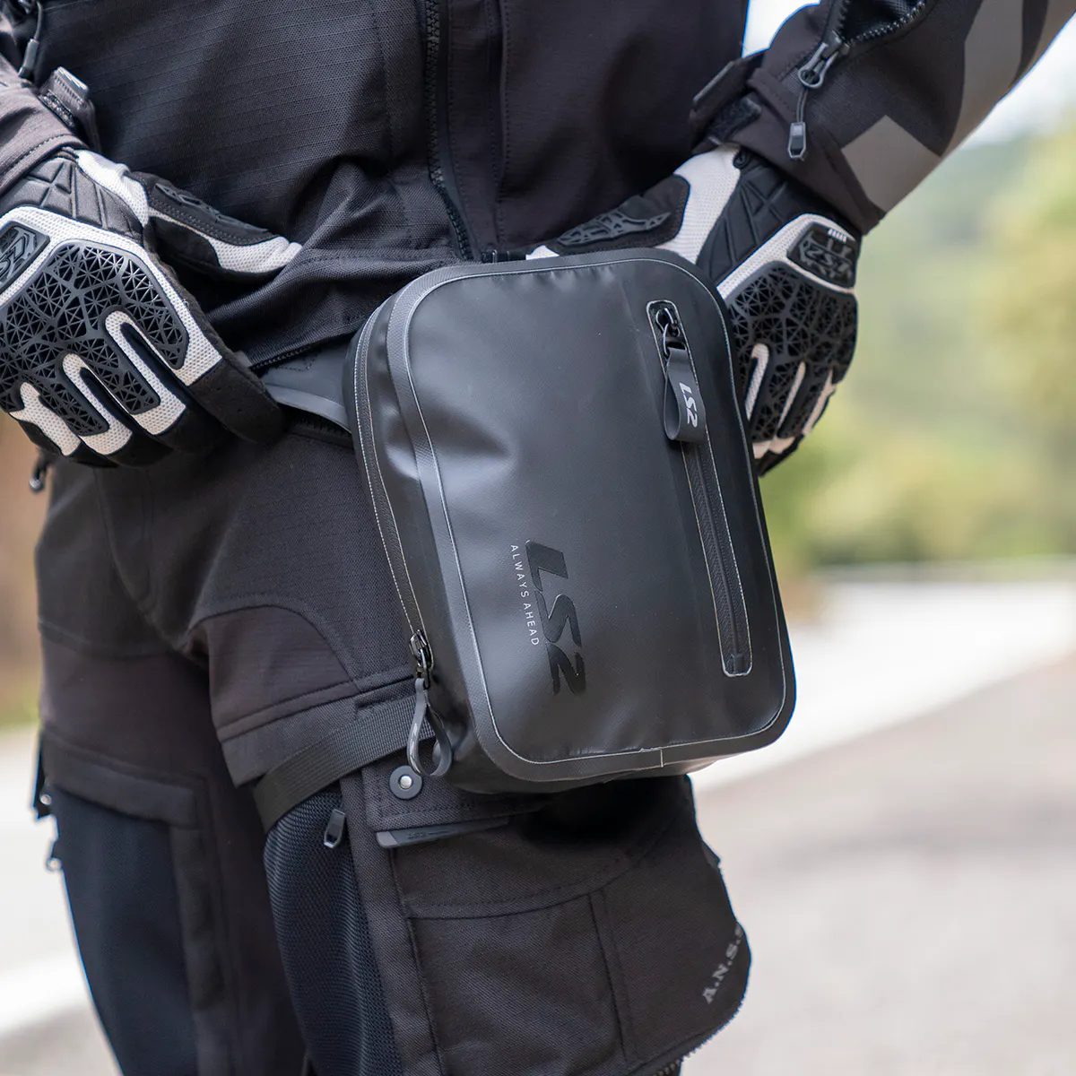 MOVE AHEAD WP 1.7L LEG BAG 2